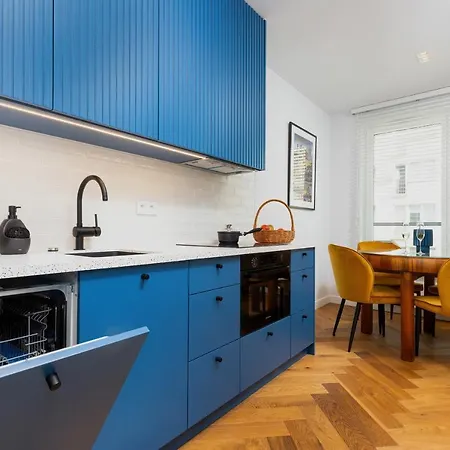 Sienna 65 Premium With Parking In By Renters Prestige * Warschau